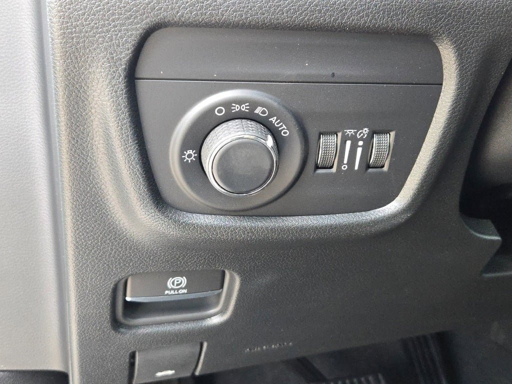 New 2025 Jeep Grand Cherokee Altitude image 27