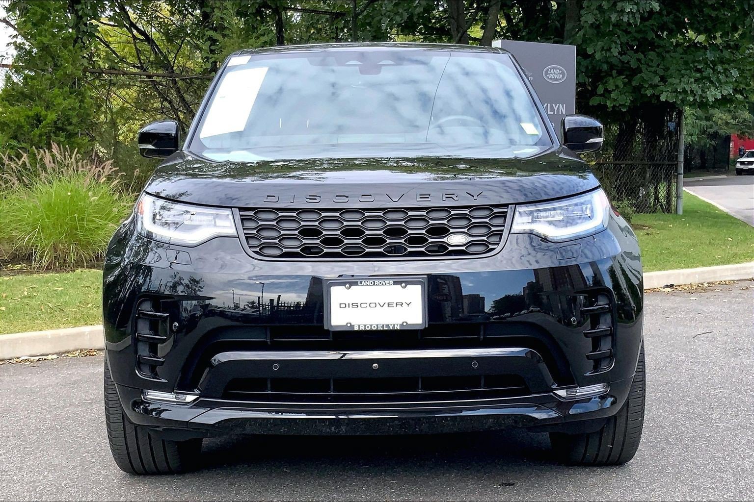 Certified 2025 Land Rover Discovery Dynamic SE AWD/4WD image 3