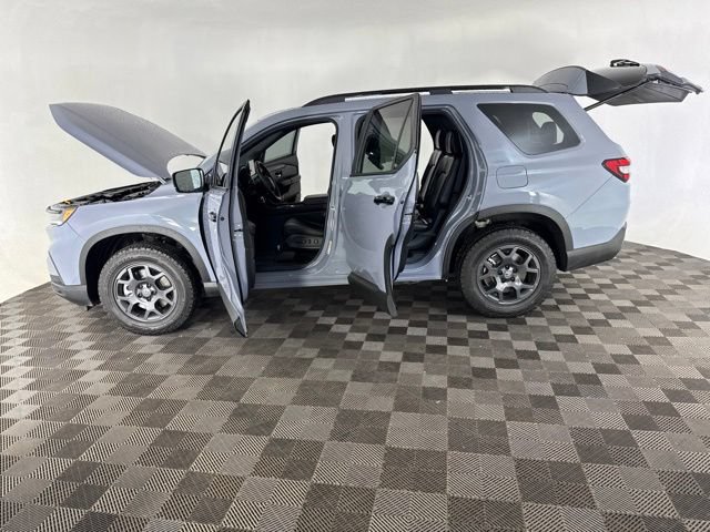 Used 2025 Honda Pilot TrailSport image 11