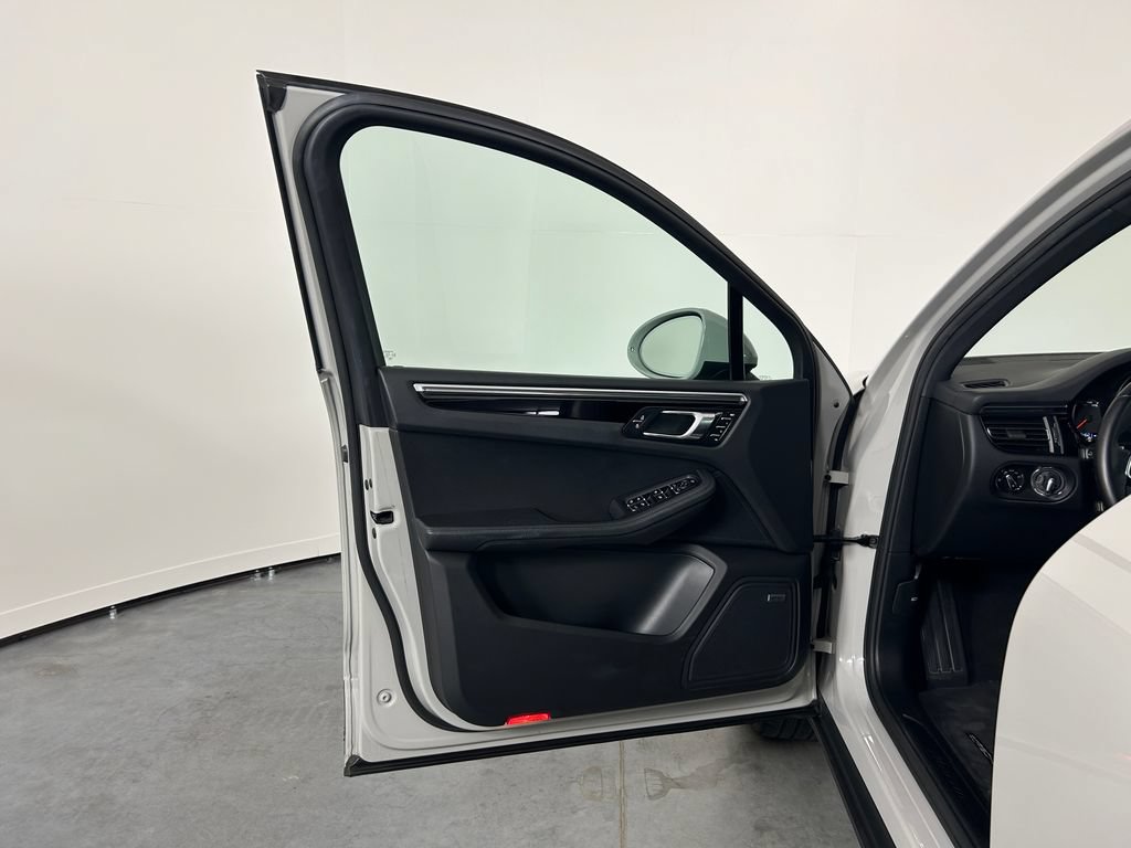 Certified 2019 Porsche Macan AWD/4WD image 14