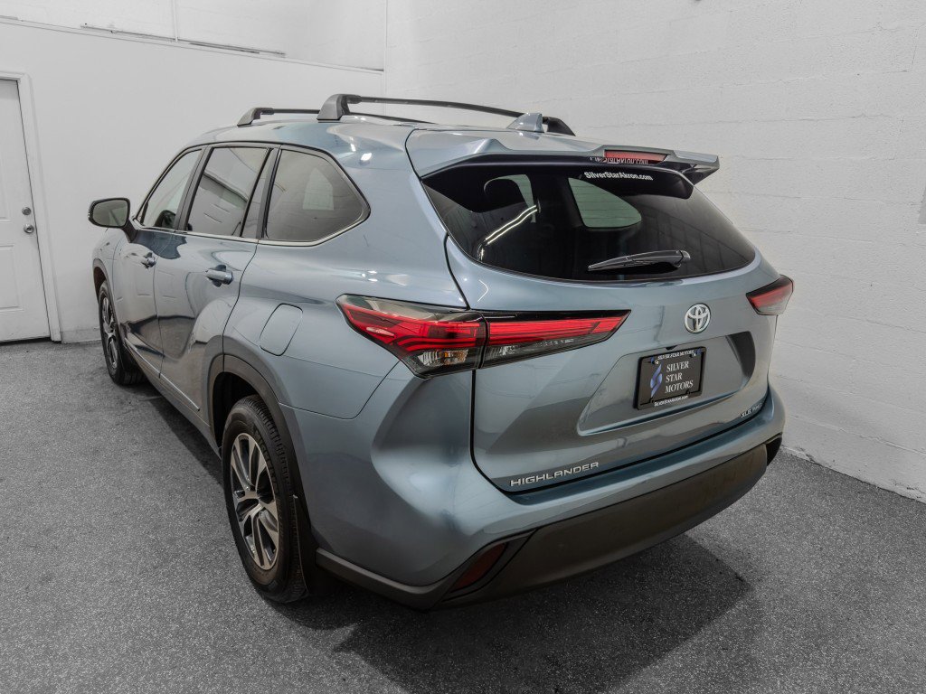 Used 2023 Toyota Highlander XLE AWD/4WD image 6