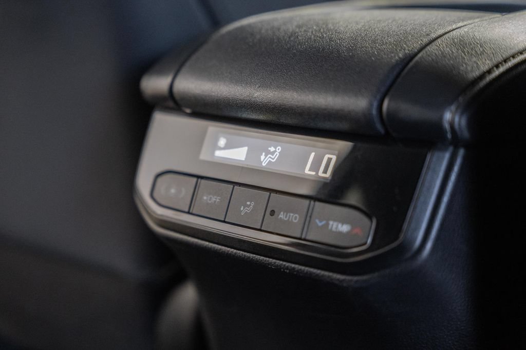 Used 2023 Toyota Highlander LE FWD image 32