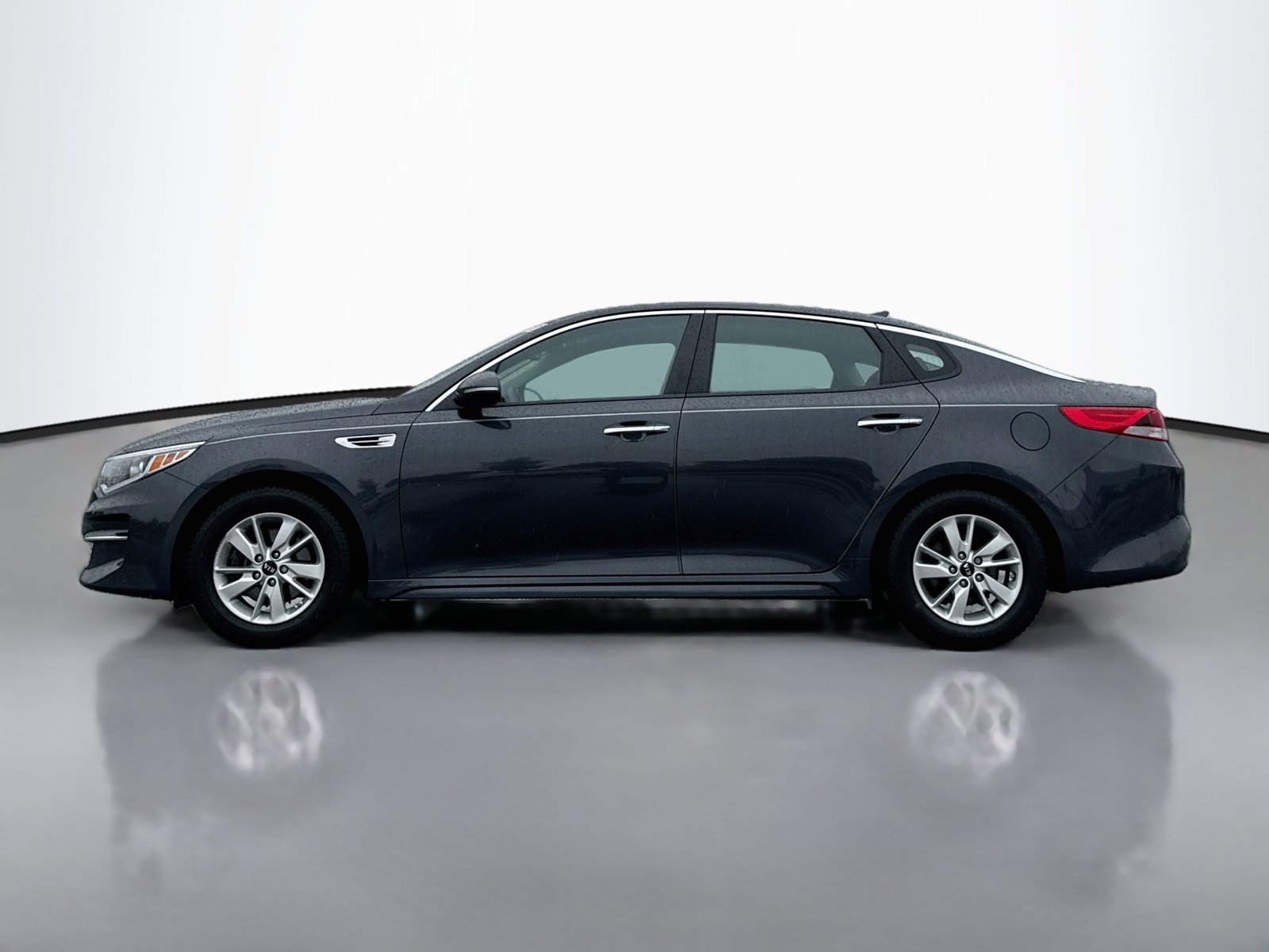 Used 2017 Kia Optima LX w/ Convenience Package FWD image 4