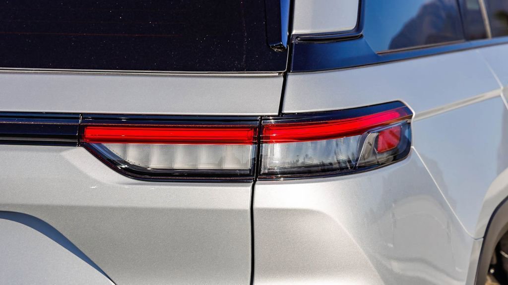 New 2025 Jeep Grand Cherokee Altitude image 10