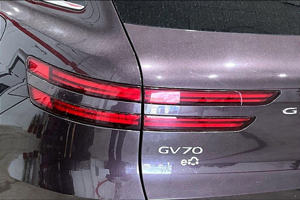 Used 2022 Genesis GV70 2.5T w/ Advanced Package AWD/4WD image 26