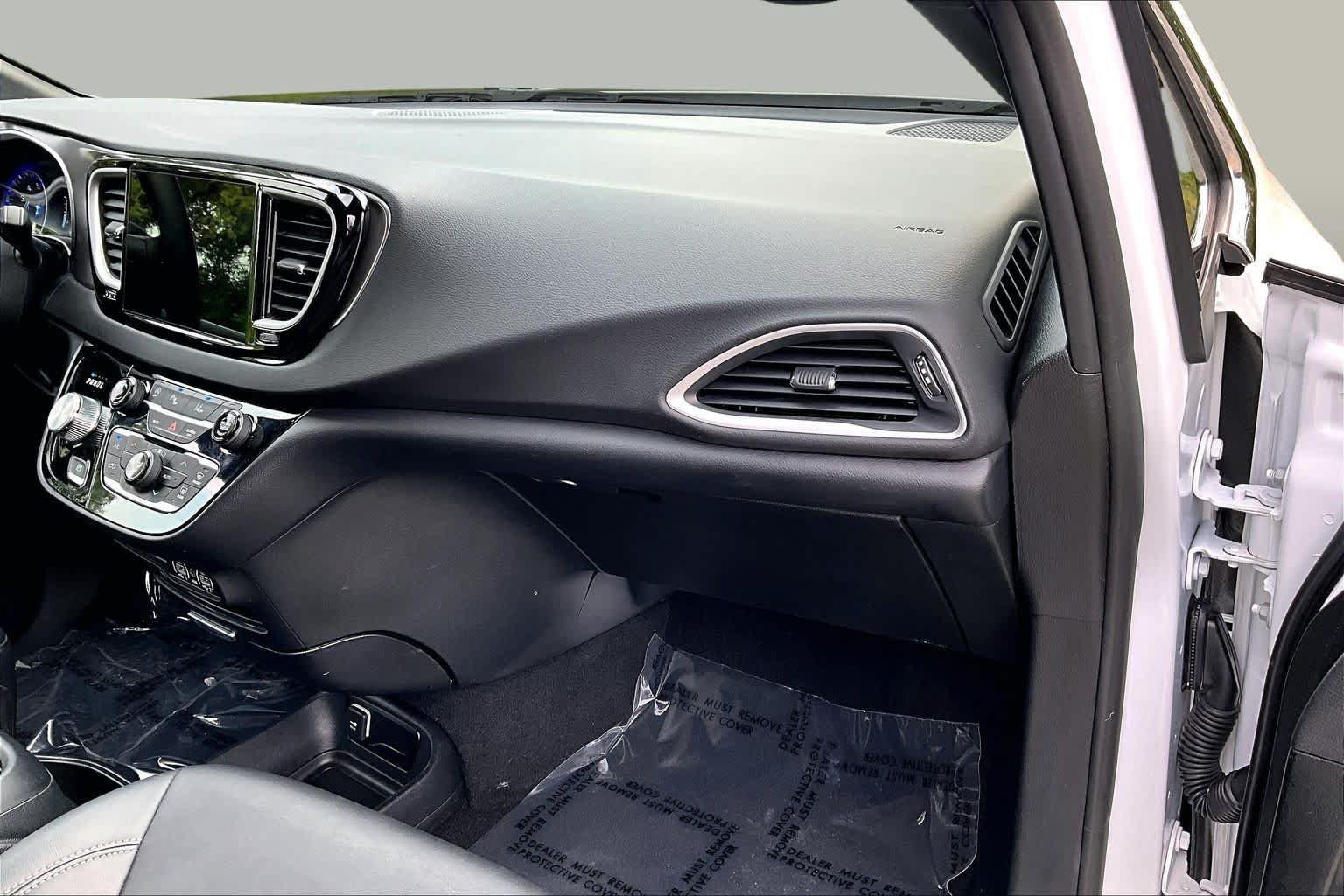 Used 2025 Chrysler Pacifica Select FWD image 19