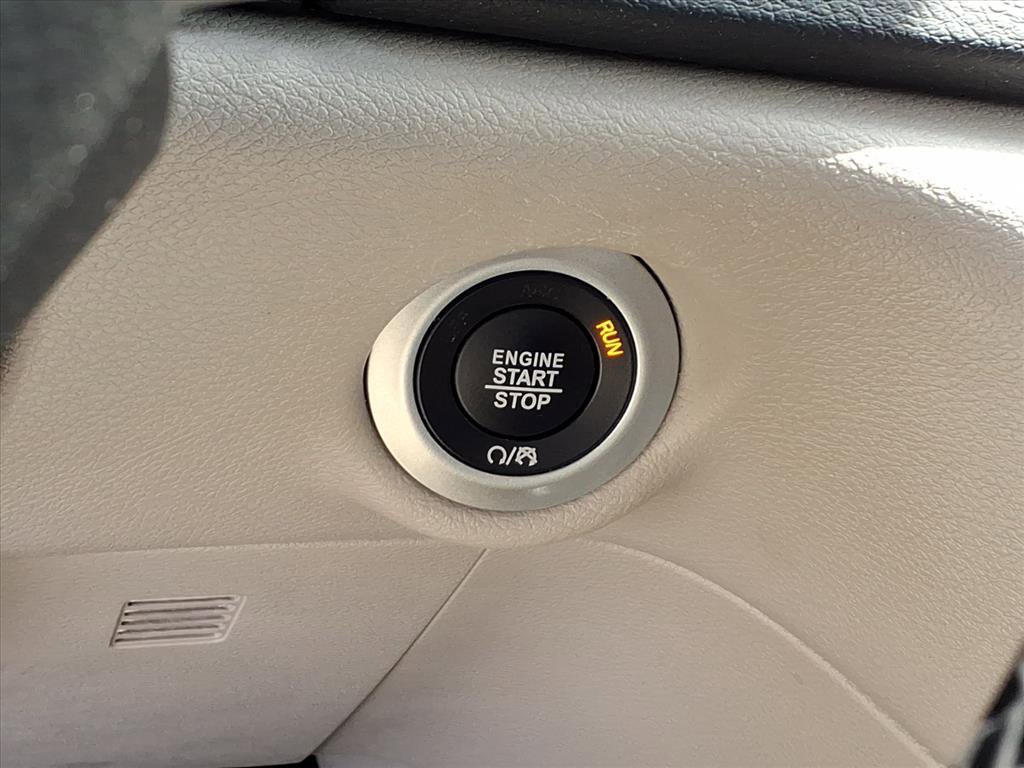 Used 2024 Chrysler Pacifica Touring-L image 18