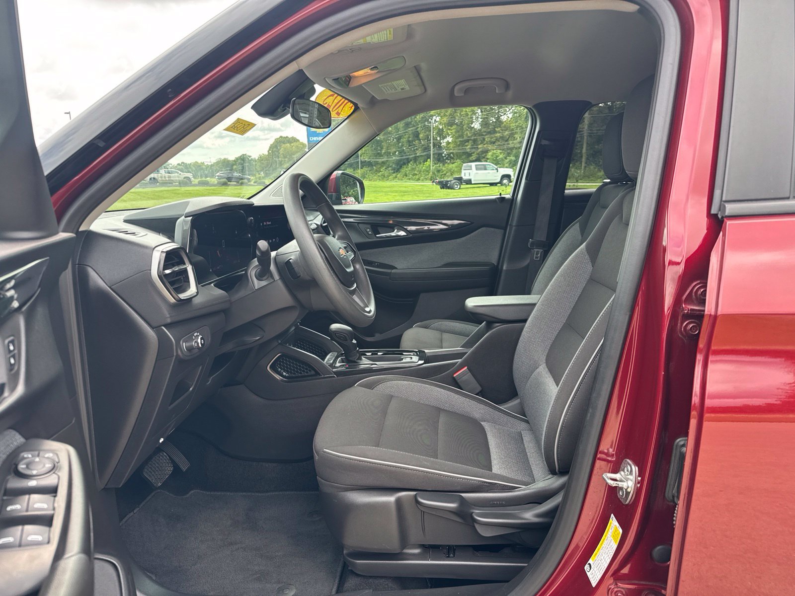 Used 2025 Chevrolet TrailBlazer LT AWD/4WD image 16