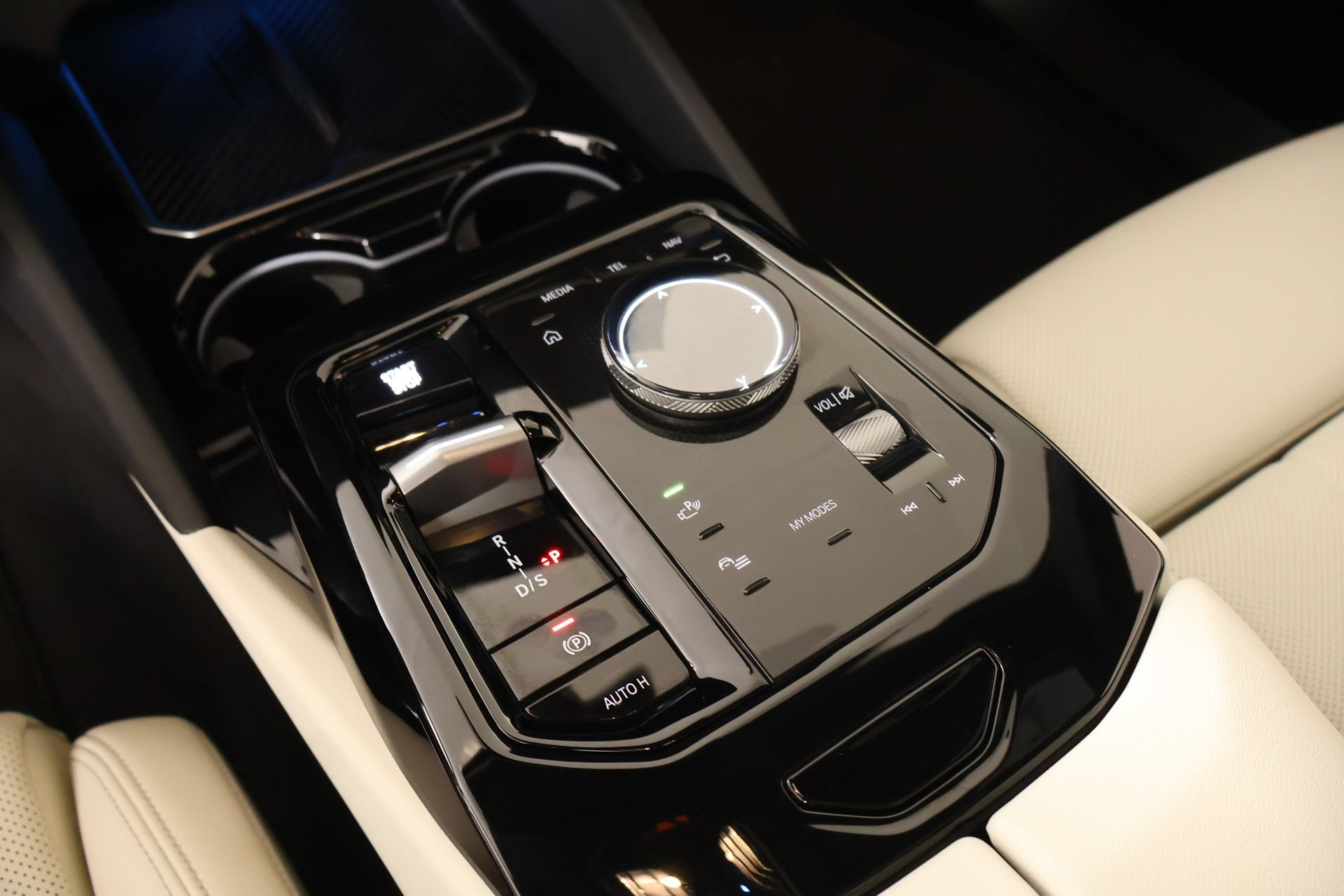 Used 2024 BMW 530i w/ Convenience Package RWD image 9