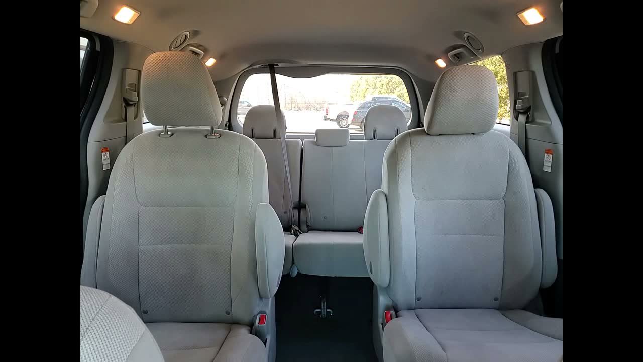 Used 2020 Toyota Sienna L image 30
