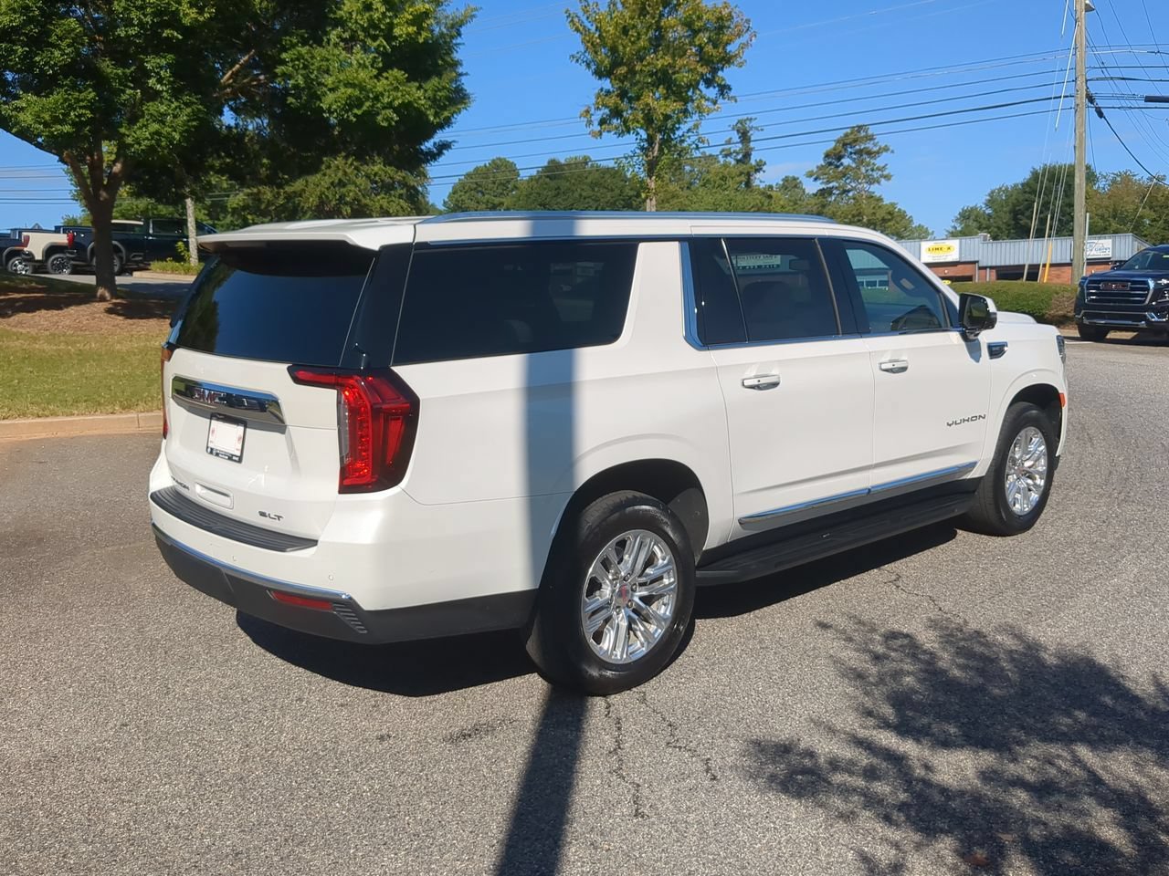 Used 2023 GMC Yukon XL SLT w/ SLT Luxury Package AWD/4WD image 8