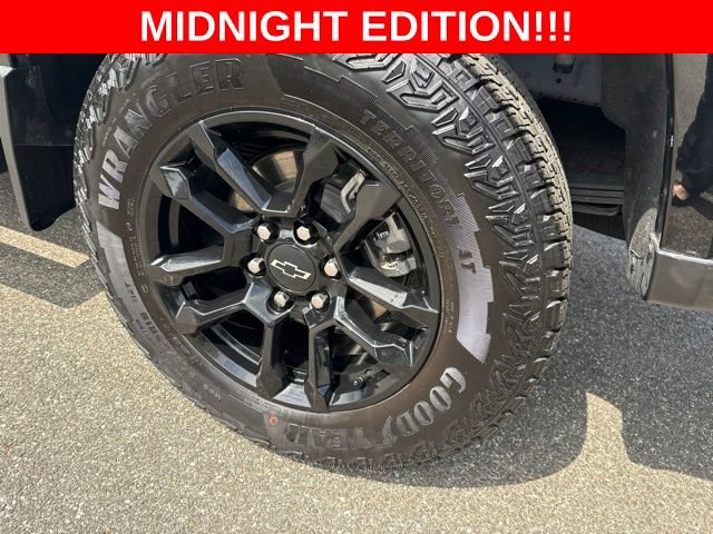 Used 2025 Chevrolet Colorado Z71 w/ Midnight Edition AWD/4WD image 9