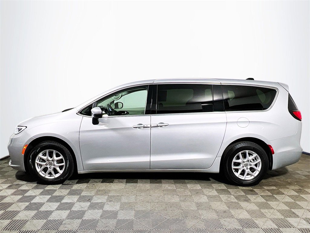 Used 2023 Chrysler Pacifica Touring-L image 5