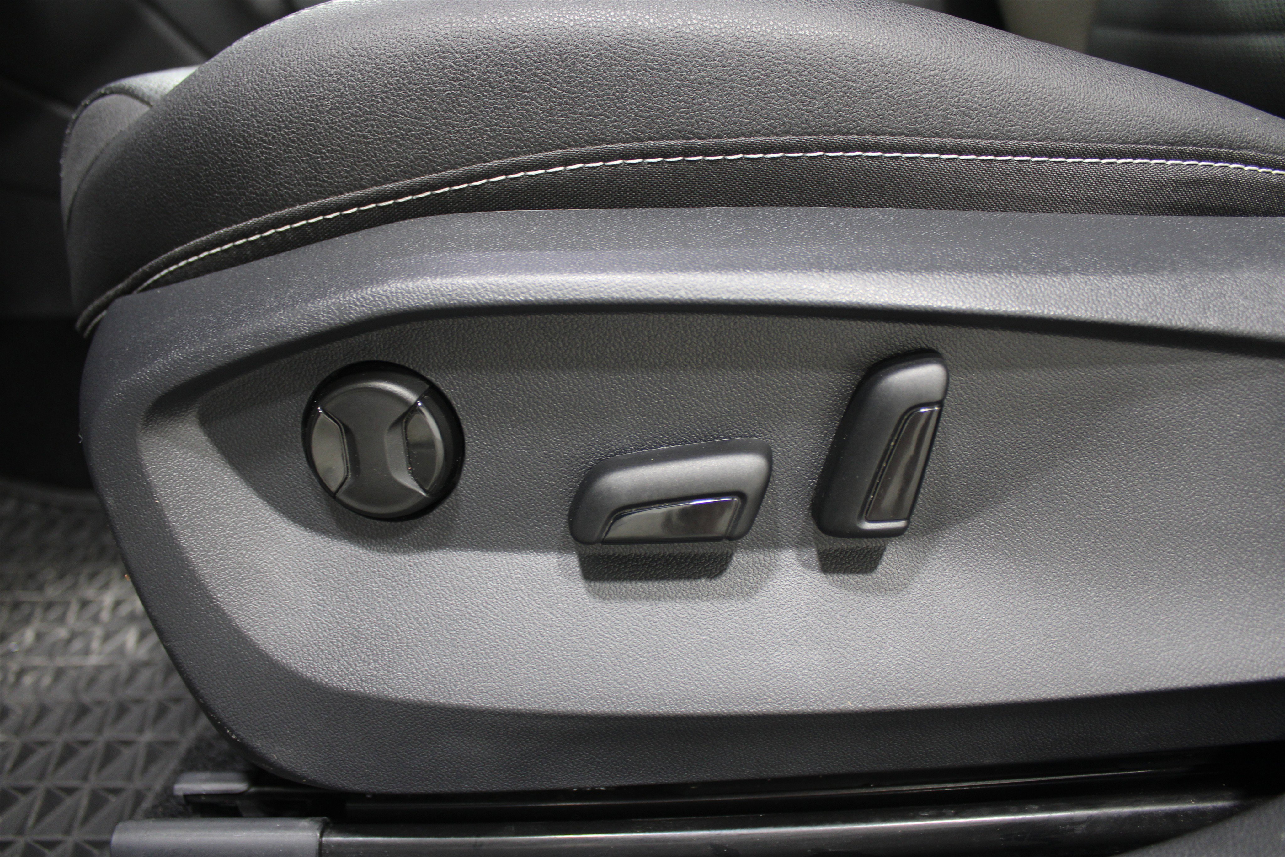 Used 2024 Volkswagen Taos SEL image 4