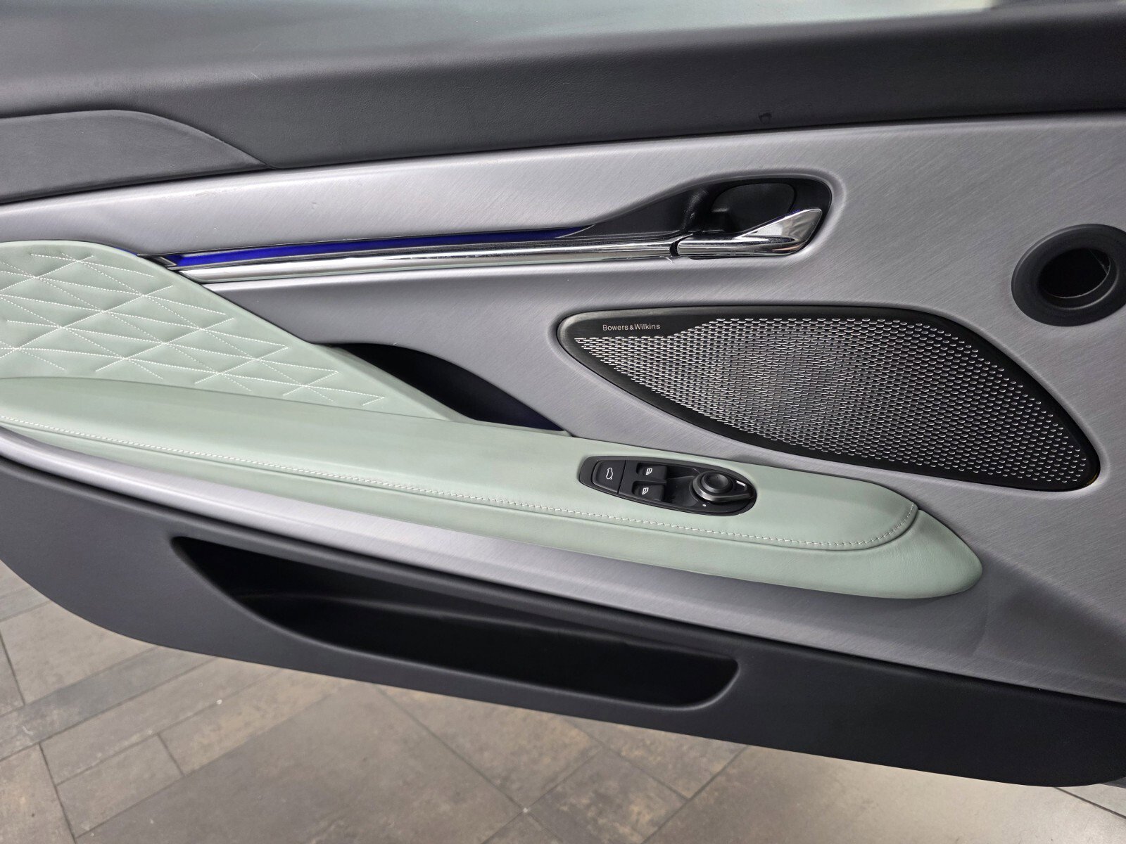Used 2024 Aston Martin DB12 Coupe RWD image 16