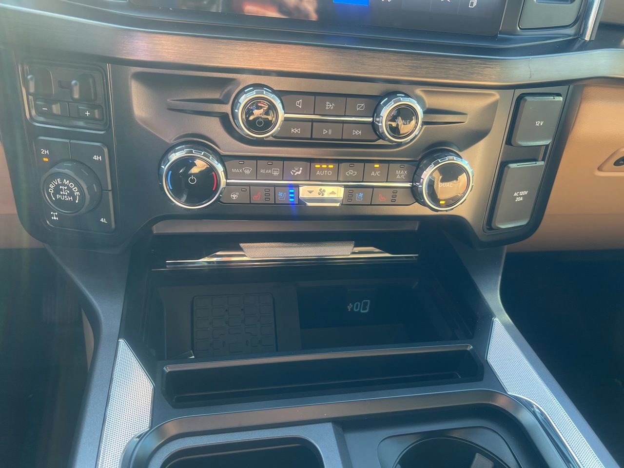 Used 2024 Ford F350 Lariat w/ Lariat Ultimate Package image 30