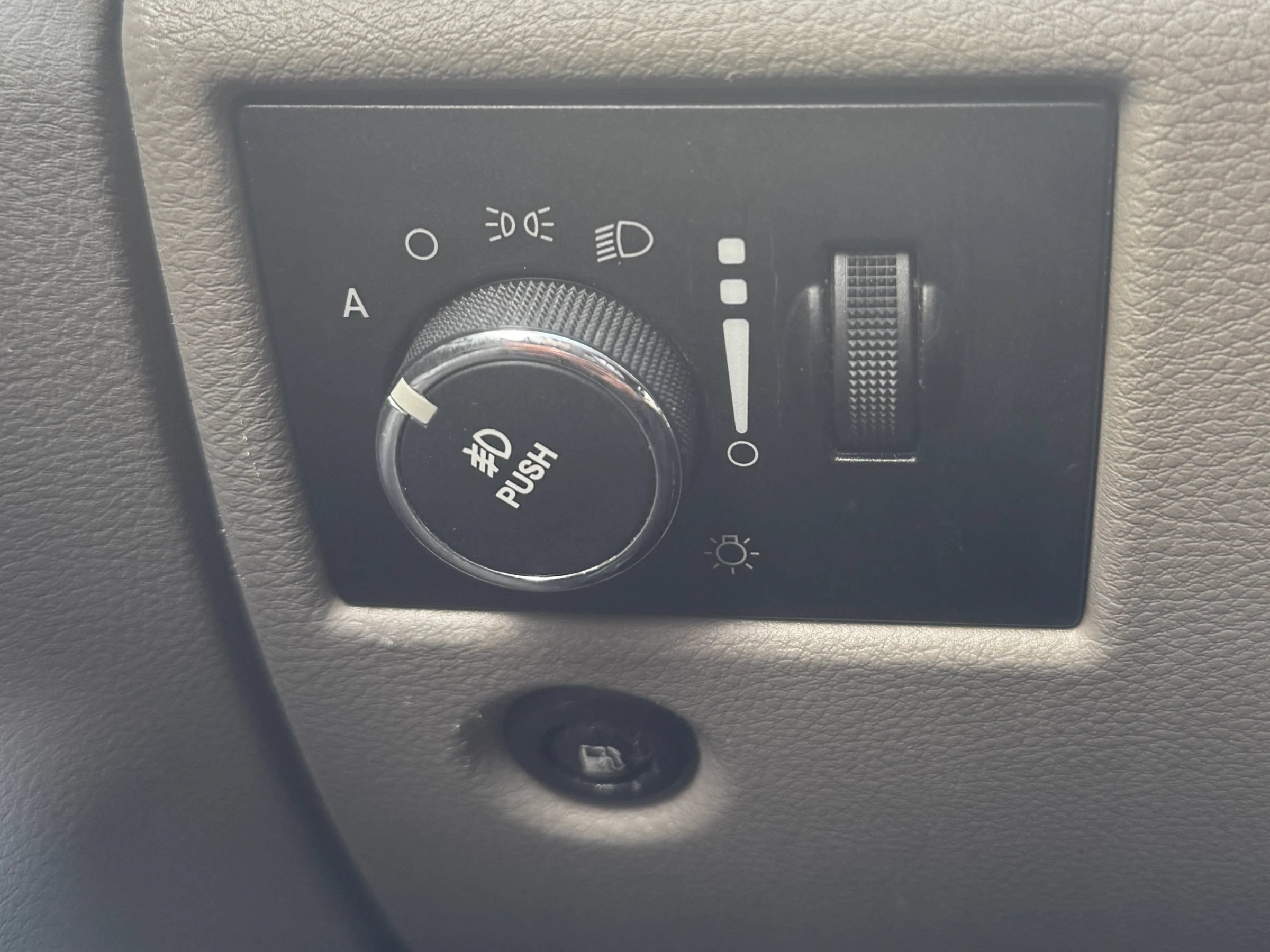 Used 2011 Jeep Grand Cherokee Laredo AWD/4WD image 26