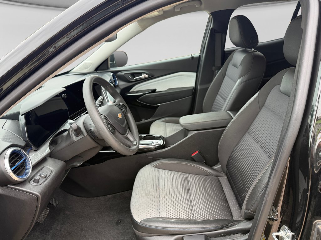 Used 2025 Chevrolet Trax LT FWD image 18