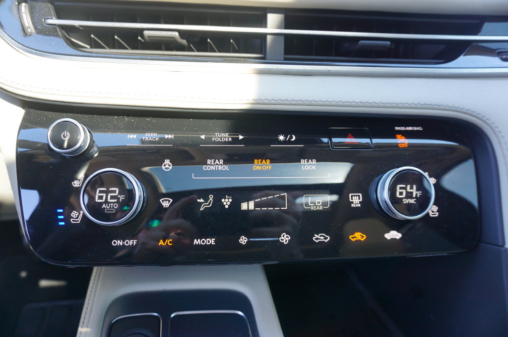 Used 2023 INFINITI QX60 Sensory w/ Cargo Package AWD/4WD image 12