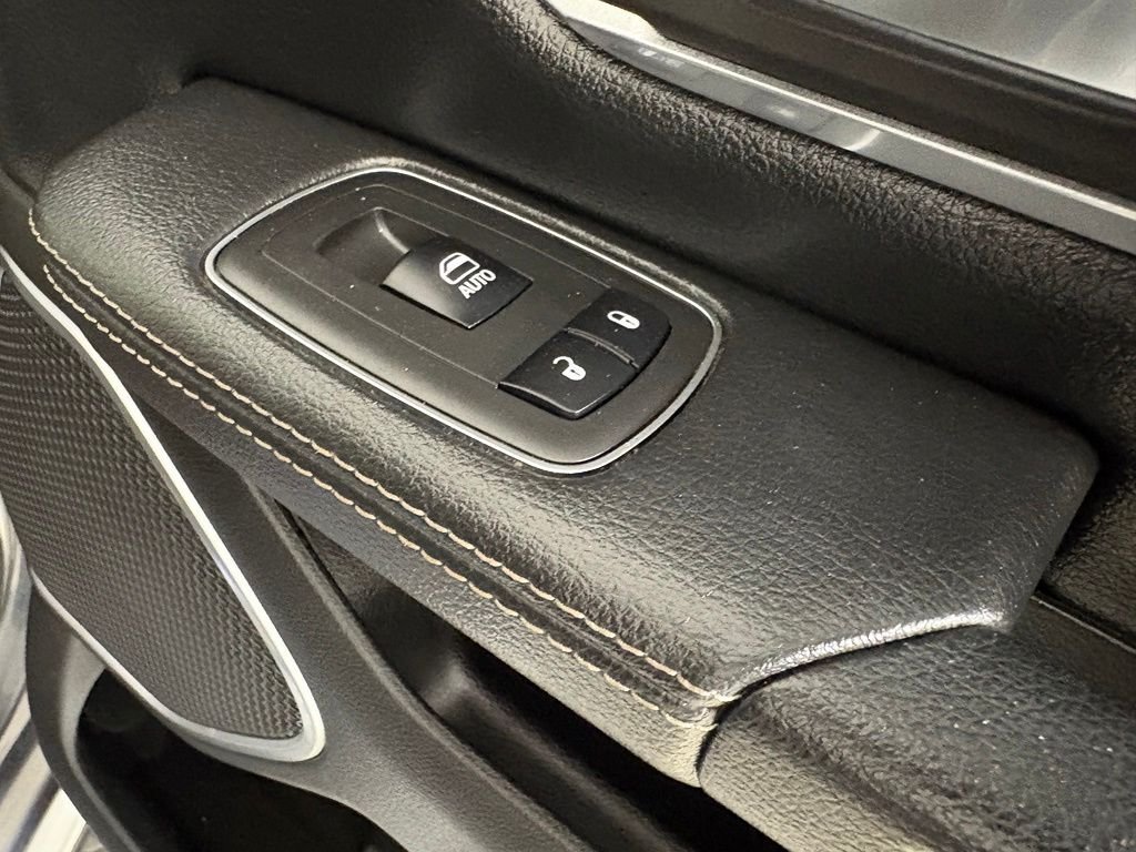 Used 2019 RAM 1500 Laramie AWD/4WD image 13