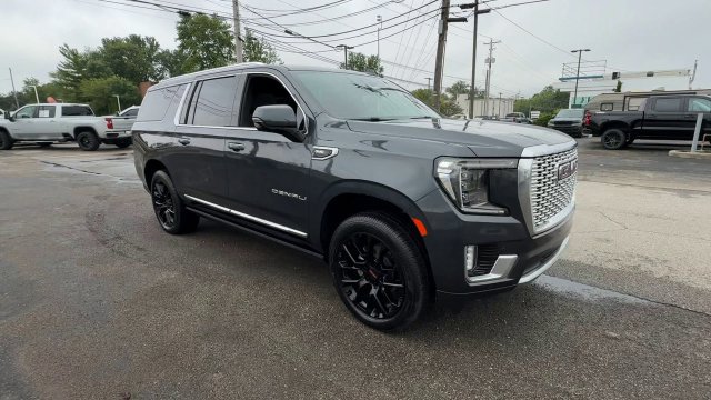 Used 2022 GMC Yukon XL Denali w/ Advanced Technology Package AWD/4WD image 2