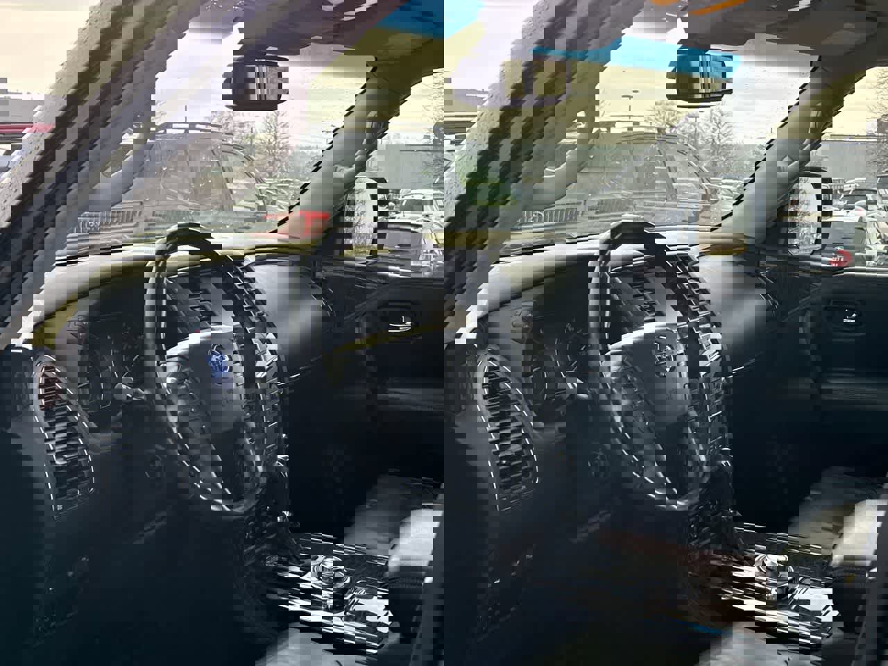 Used 2017 Nissan Armada Platinum image 2