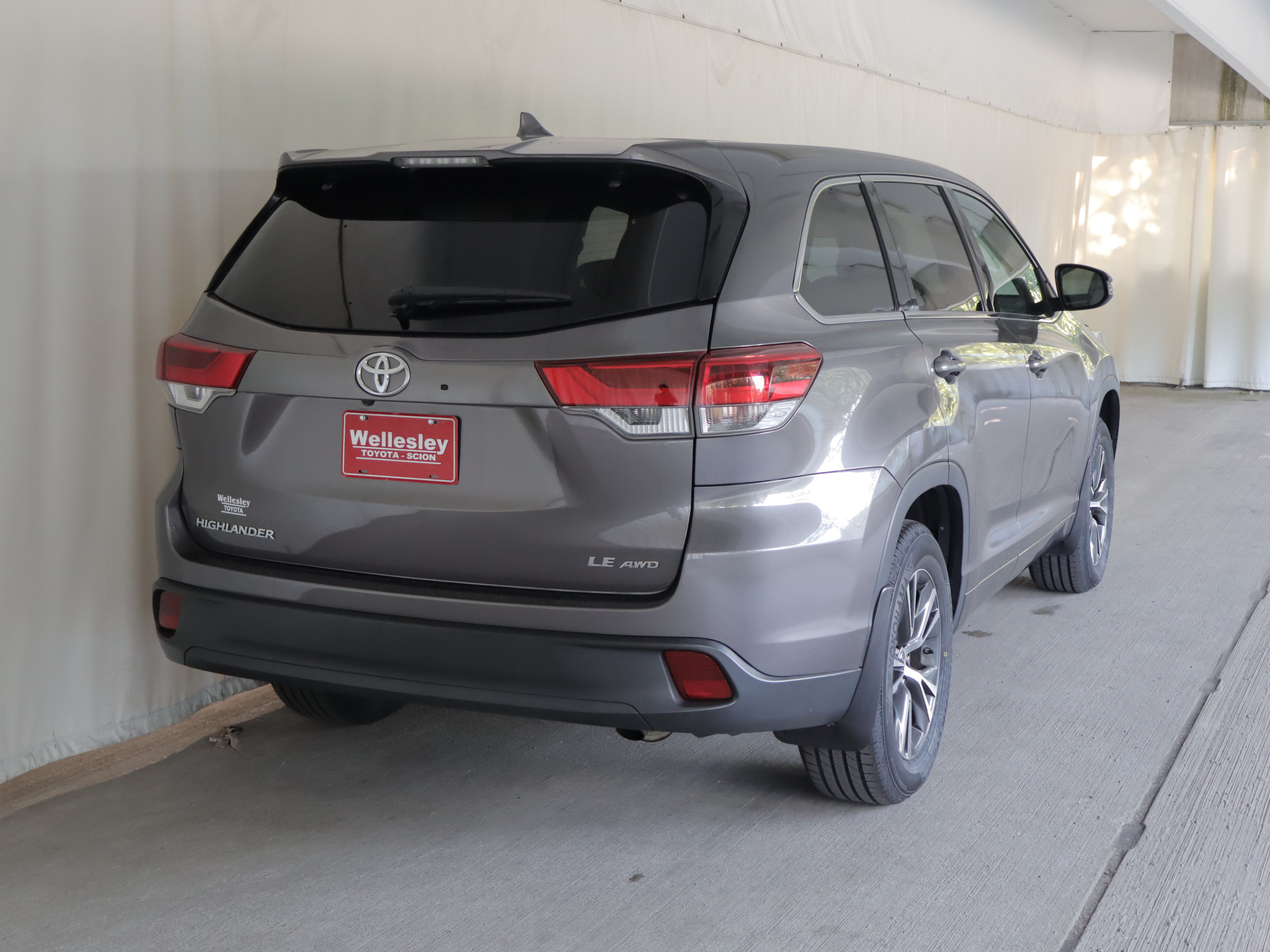 Used 2018 Toyota Highlander Plus AWD/4WD image 6