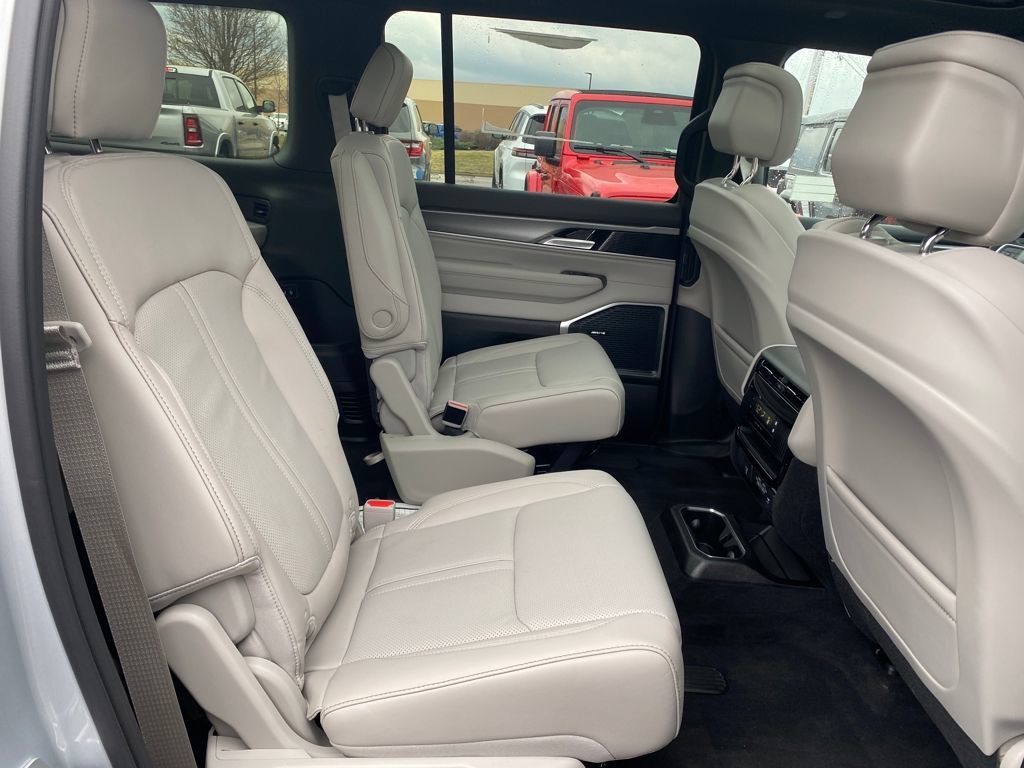New 2026 Jeep Grand Wagoneer L 4WD w/ Premium Group I image 26