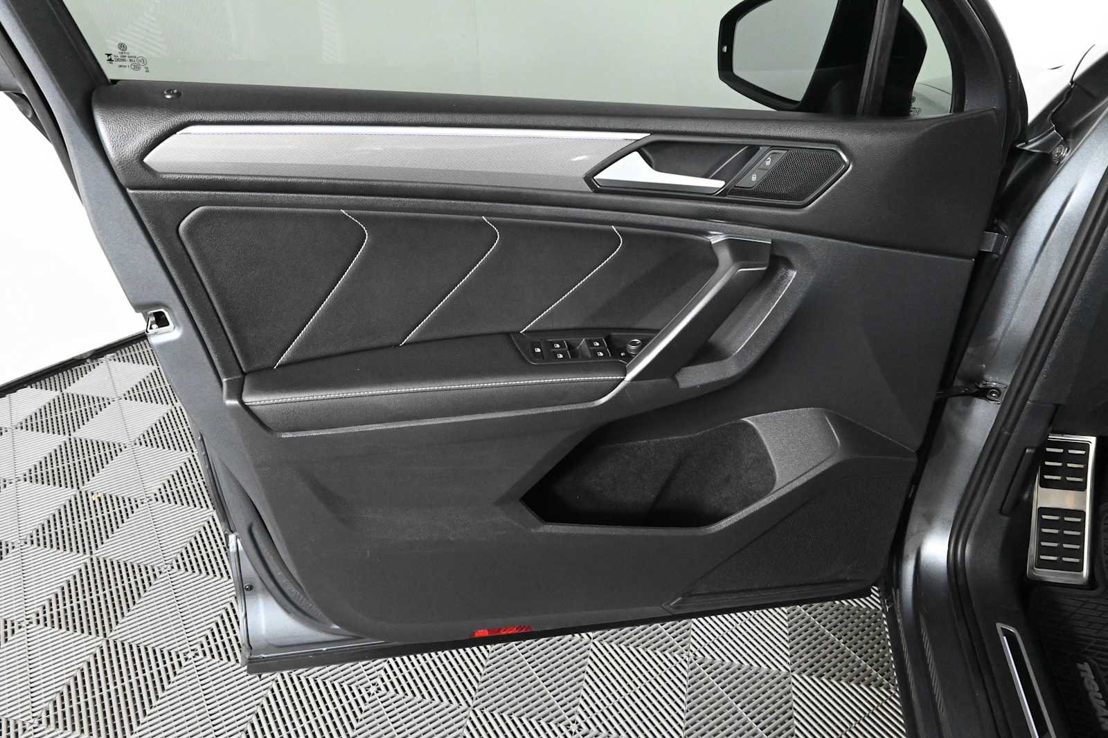 Certified 2023 Volkswagen Tiguan SE R-Line FWD image 18