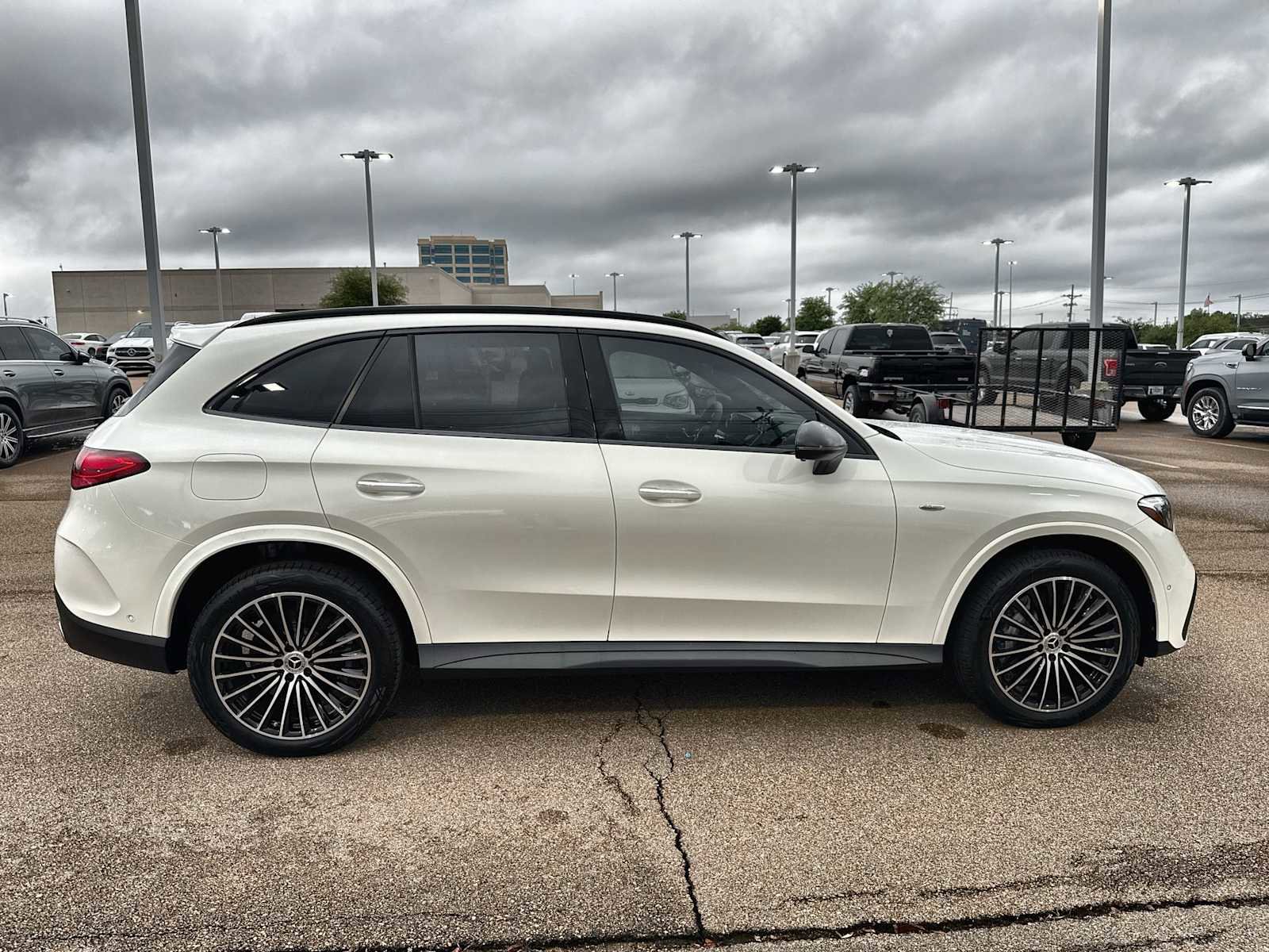 Used 2025 Mercedes-Benz GLC 350e 4MATIC image 10
