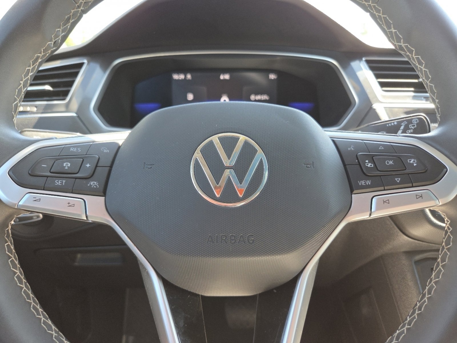 Used 2023 Volkswagen Tiguan SE AWD/4WD image 31