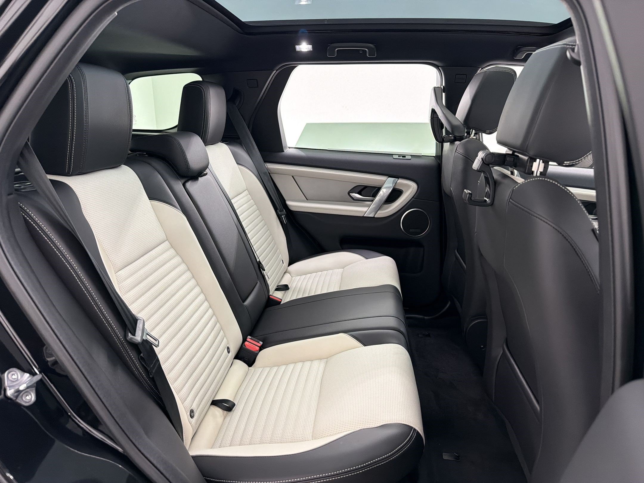 New 2026 Land Rover Discovery Sport Landmark AWD/4WD image 33