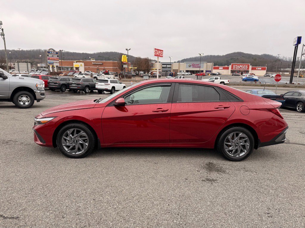 Used 2024 Hyundai Elantra Blue image 3