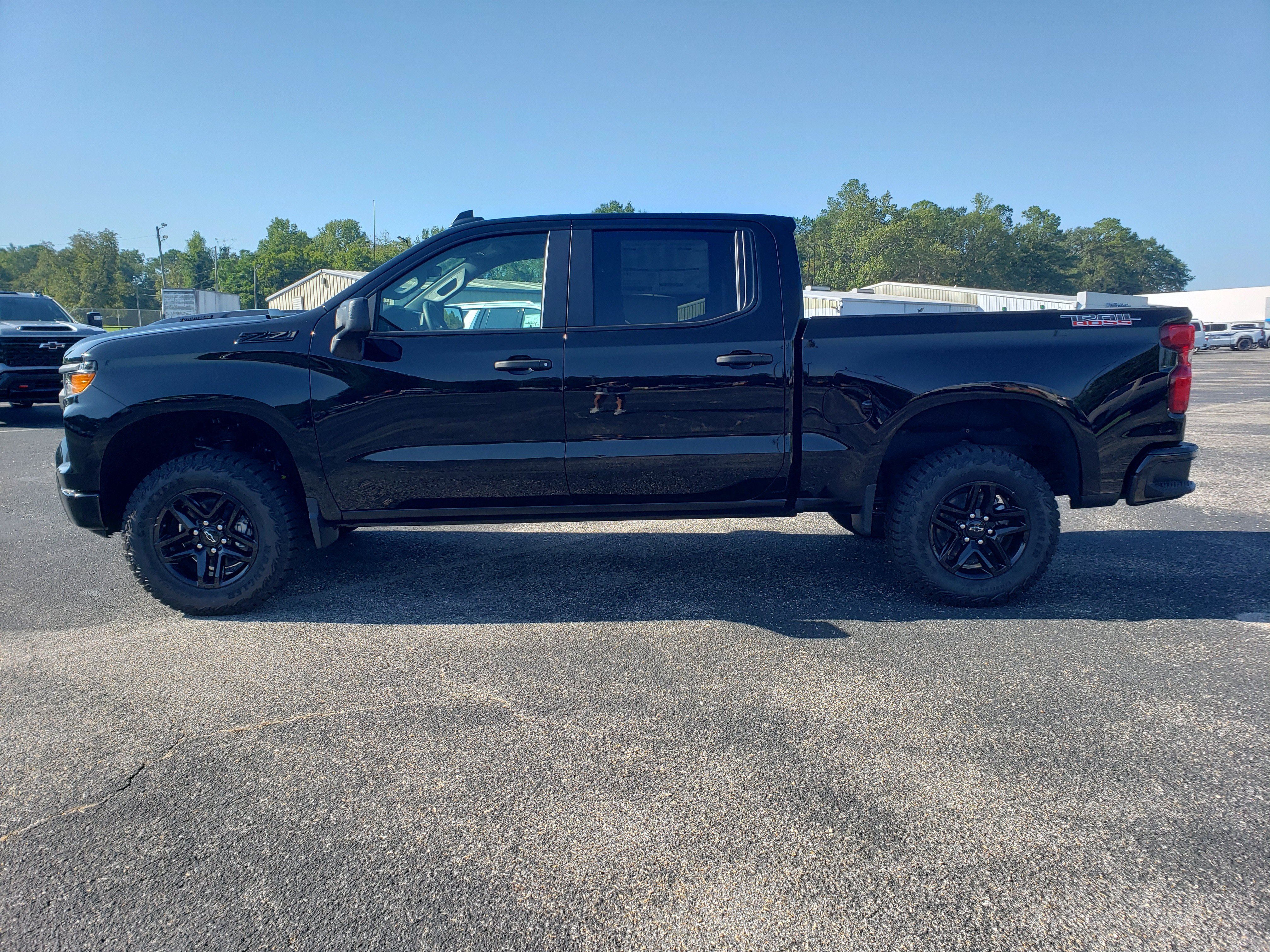 New 2026 Chevrolet Silverado 1500 Custom Trail Boss w/ LPO, Dark Essentials Package AWD/4WD image 6