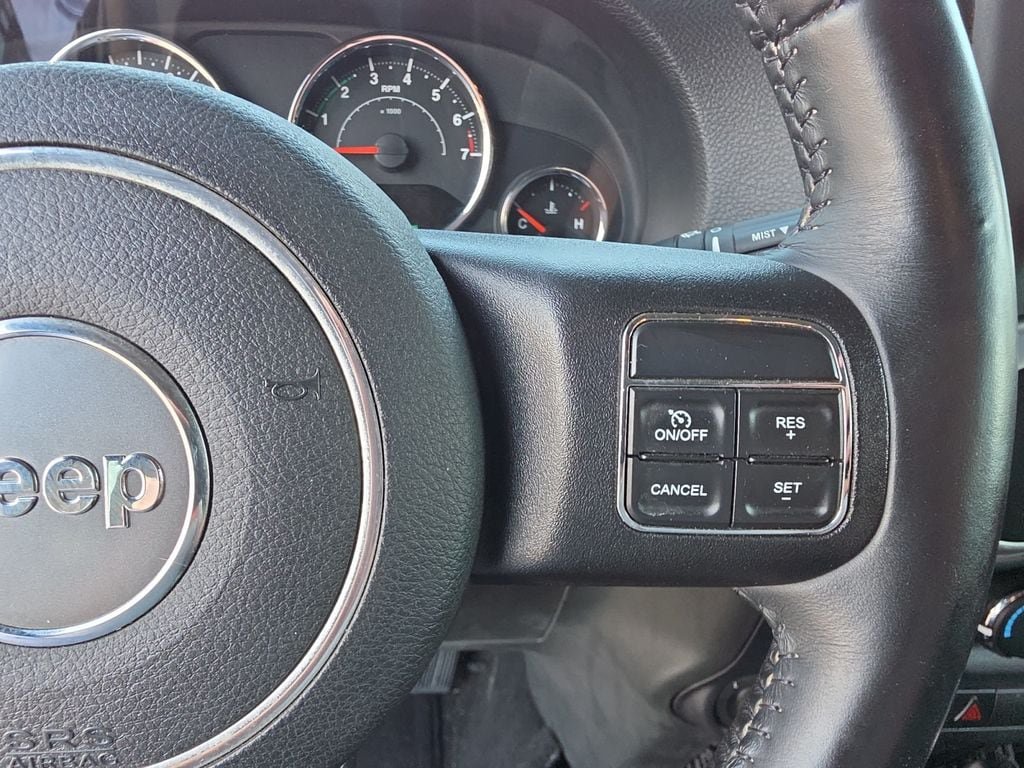 Used 2016 Jeep Wrangler Unlimited Rubicon w/ Connectivity Group AWD/4WD image 18