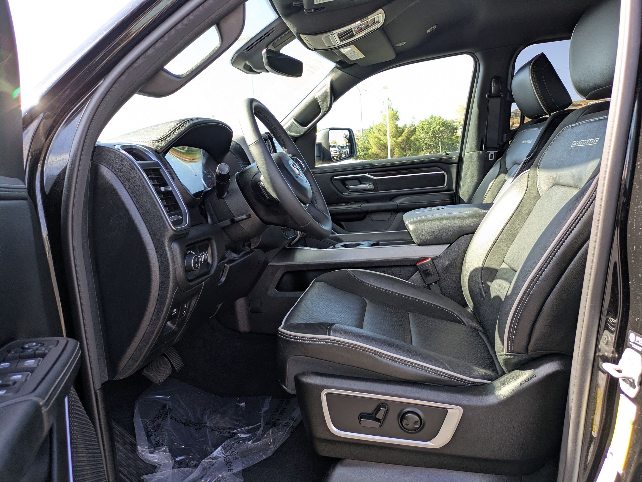Used 2025 RAM 1500 Laramie w/ Sport Appearance Package AWD/4WD image 15