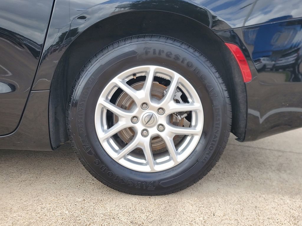 Used 2024 Chrysler Voyager LX image 8