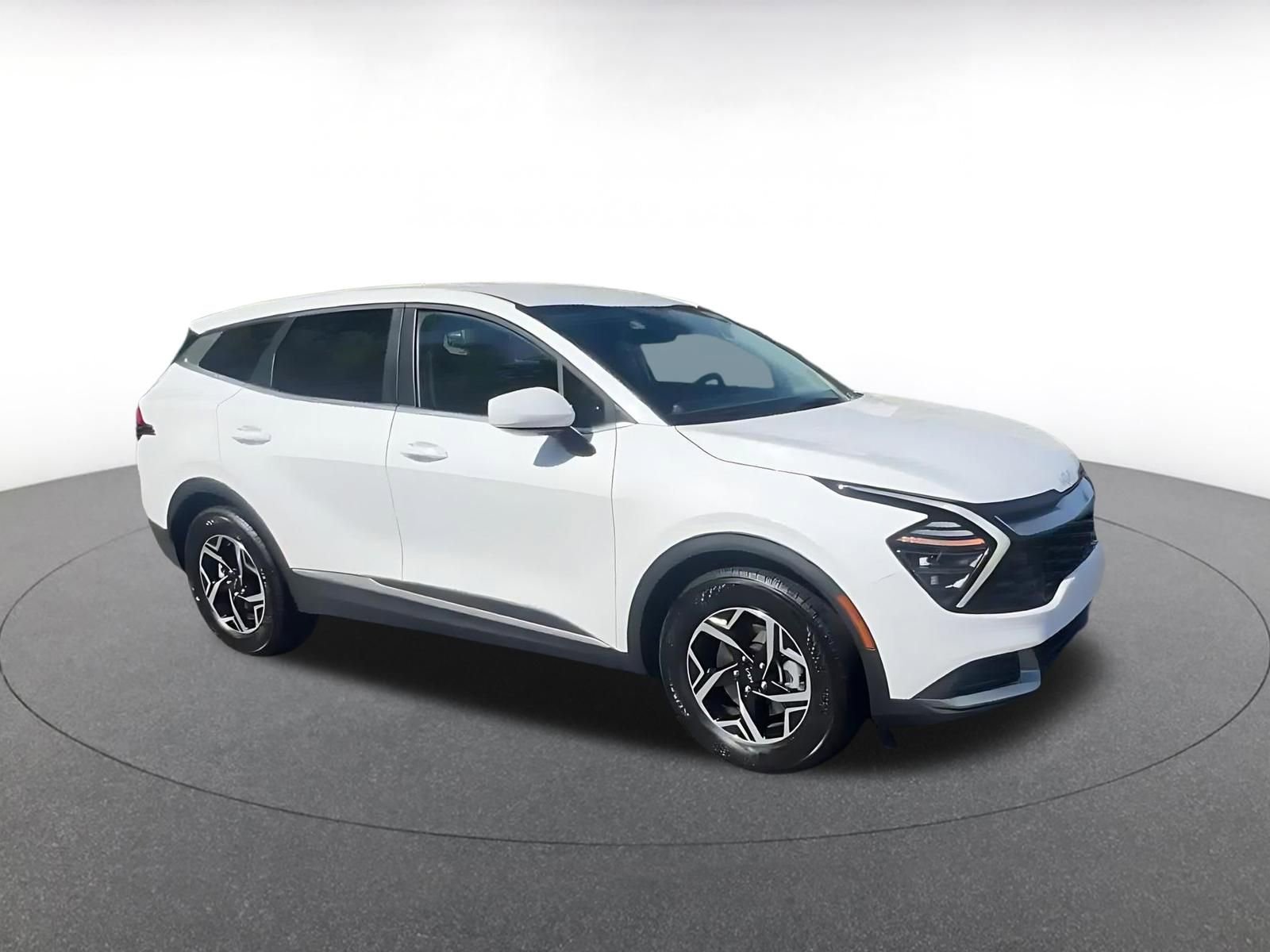 Used 2025 Kia Sportage LX image 2