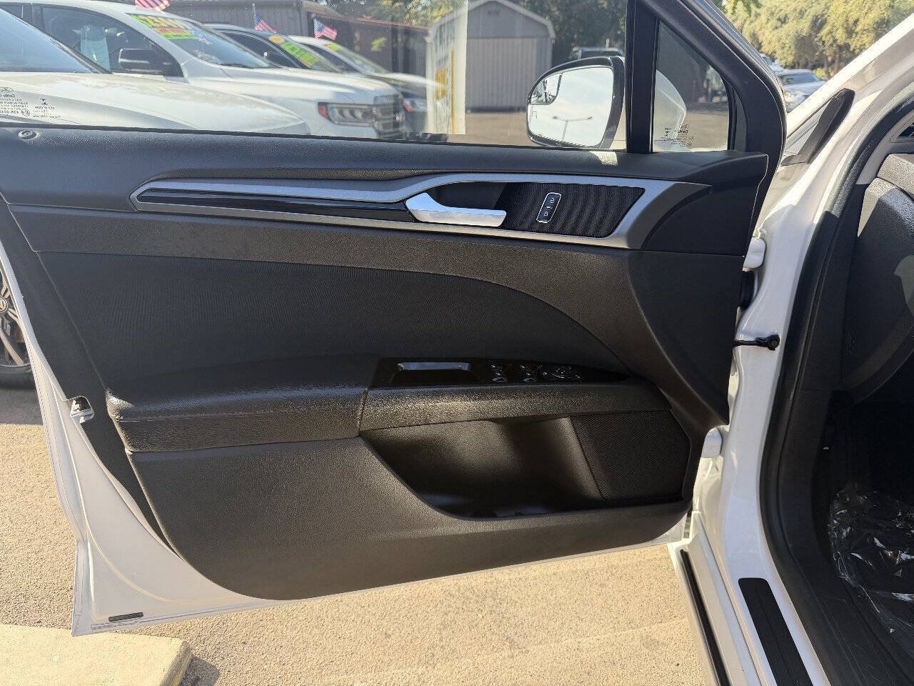 Used 2016 Ford Fusion SE FWD image 9