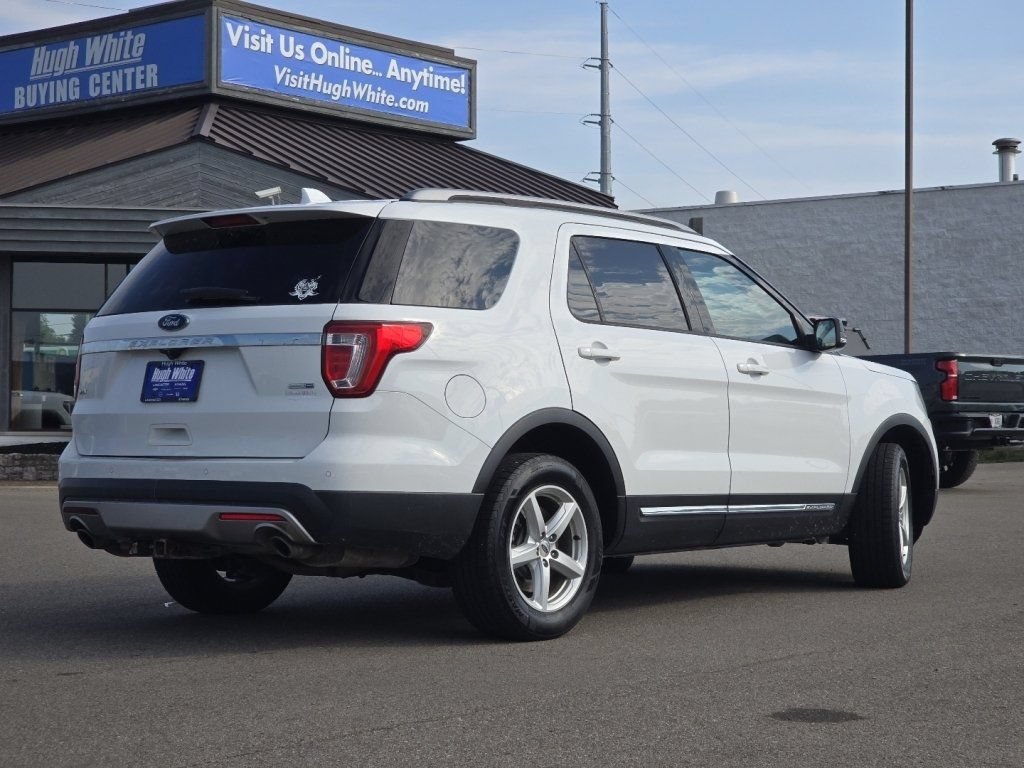 Used 2017 Ford Explorer XLT w/ Equipment Group 202A AWD/4WD image 16