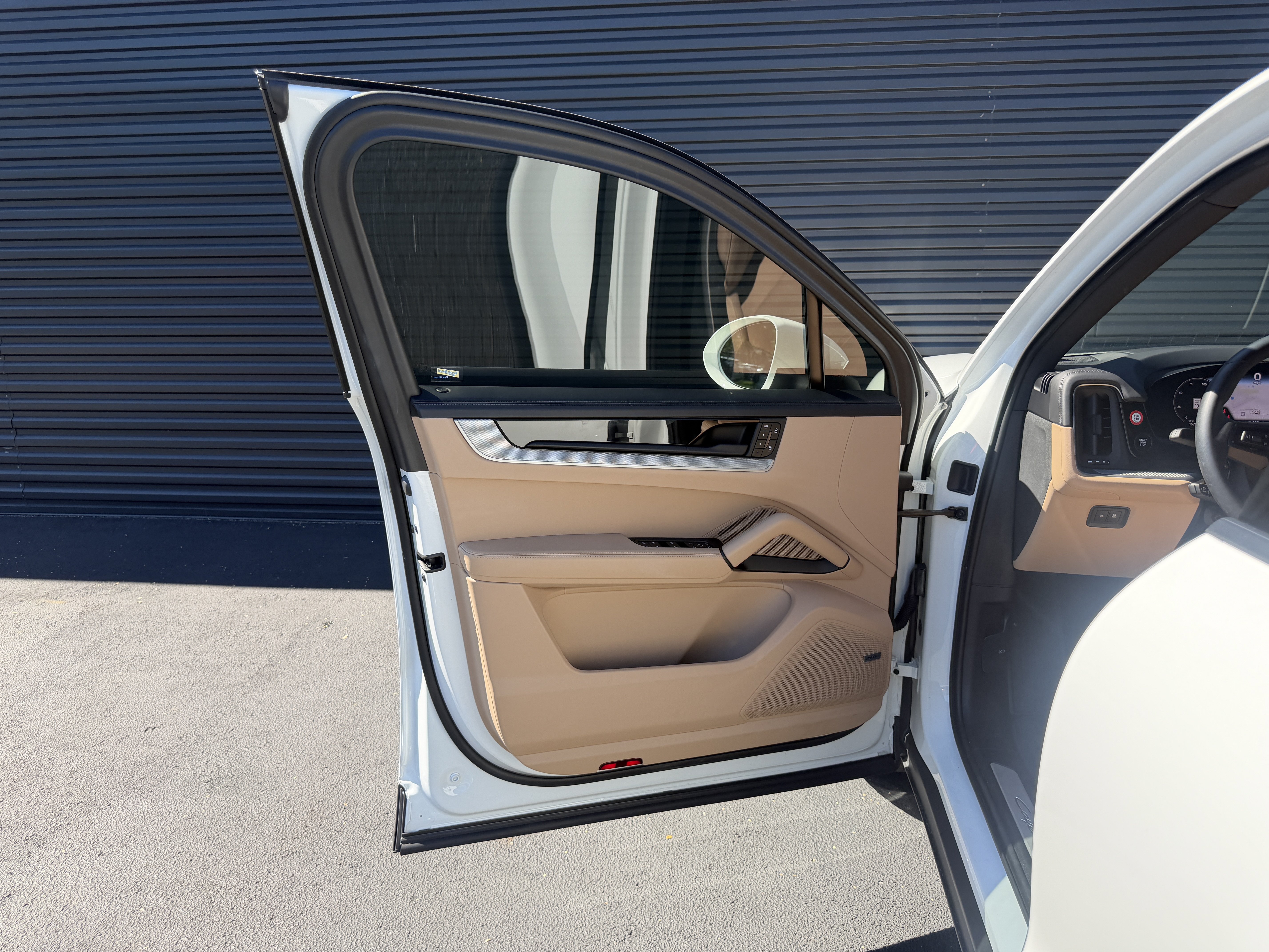 Certified 2025 Porsche Cayenne AWD/4WD image 21