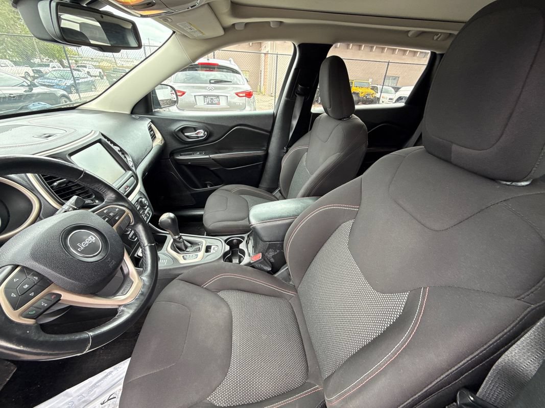 Used 2017 Jeep Cherokee Latitude AWD/4WD image 19