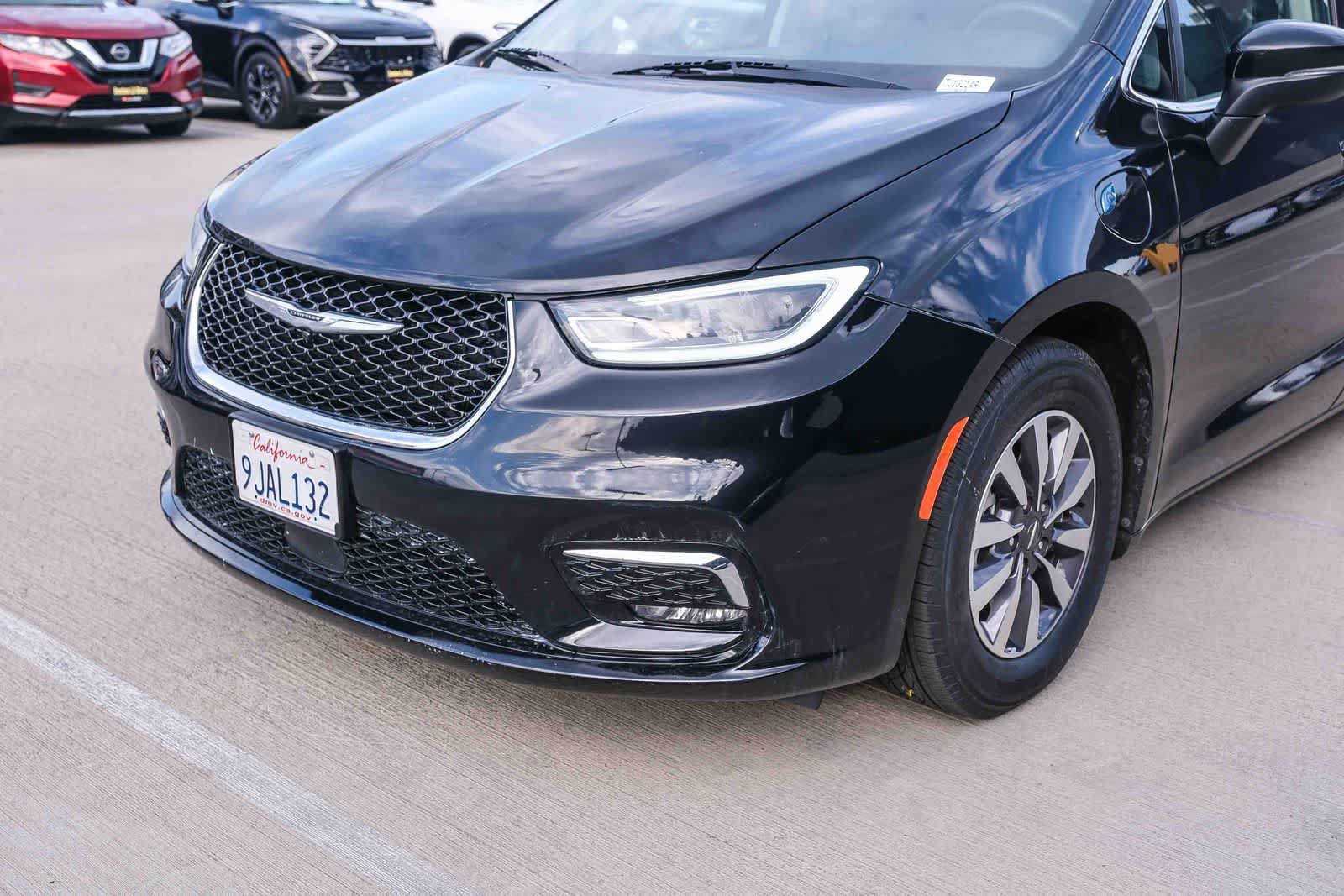 Used 2023 Chrysler Pacifica Touring-L FWD image 11