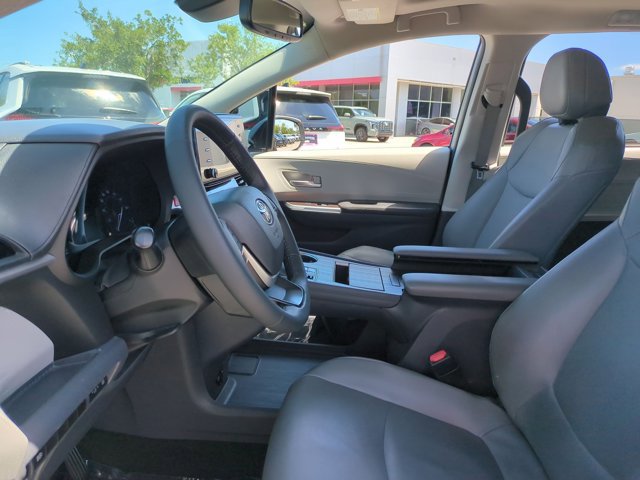 Used 2022 Toyota Sienna XLE image 16