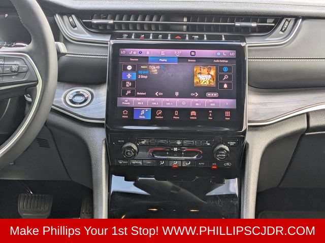 Used 2024 Jeep Grand Cherokee L Limited w/ Black Appearance Package AWD/4WD image 16