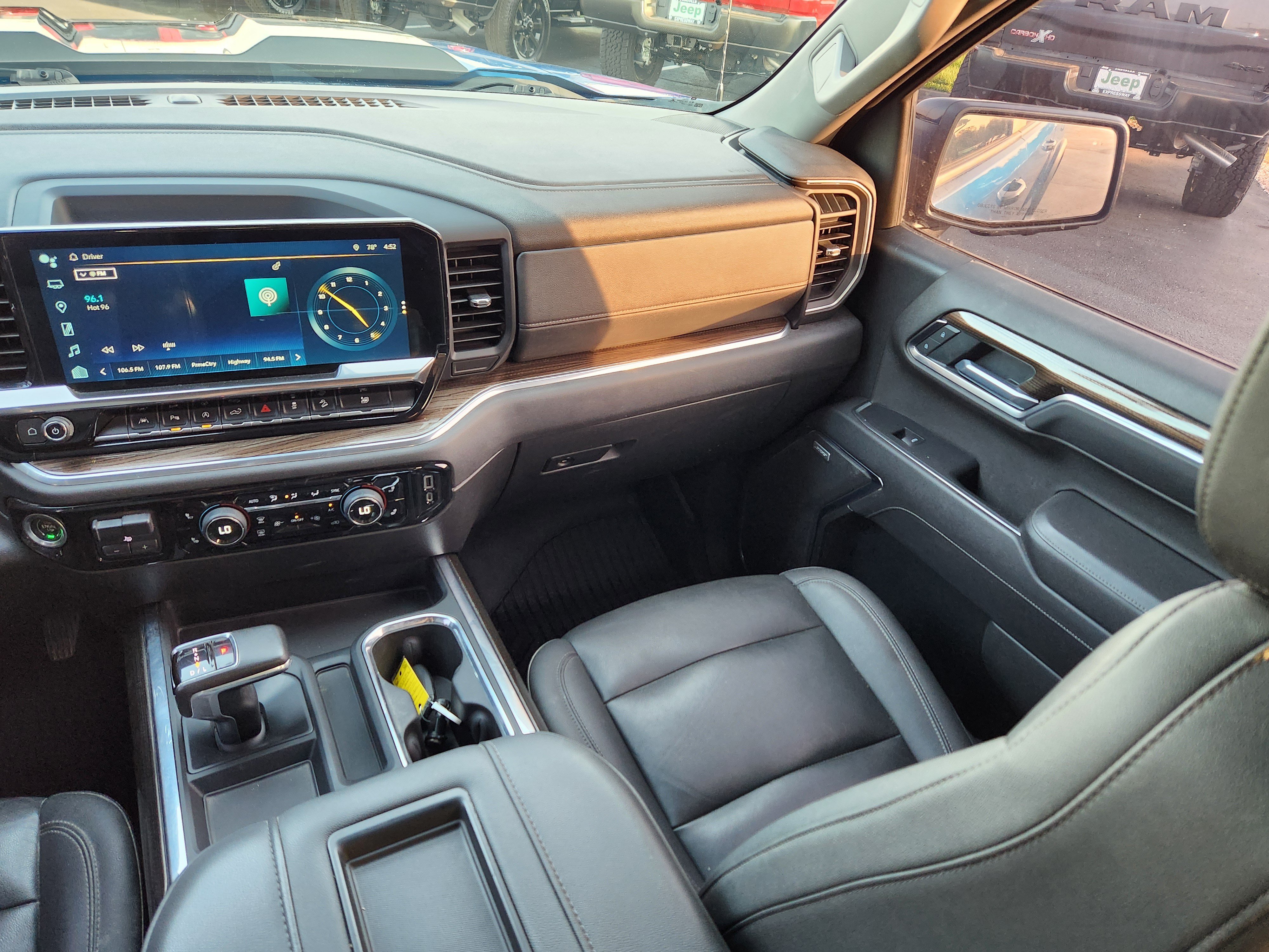 Used 2022 Chevrolet Silverado 1500 LT Trail Boss w/ LT Trail Boss Premium Package AWD/4WD image 16