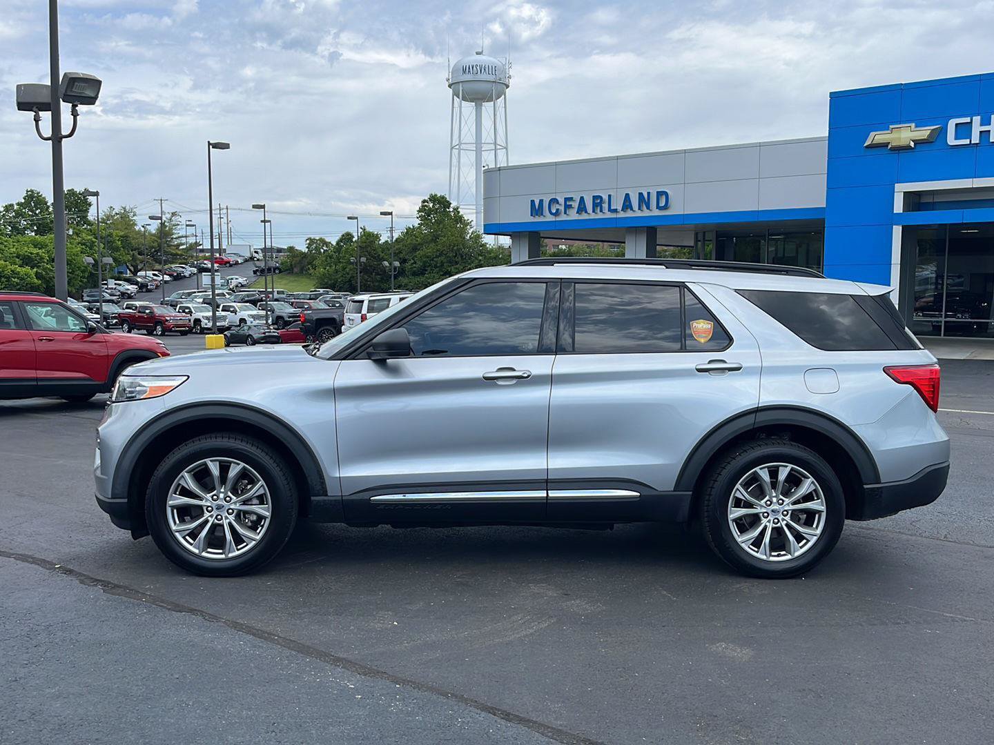 Used 2021 Ford Explorer XLT w/ Equipment Group 202A AWD/4WD image 2