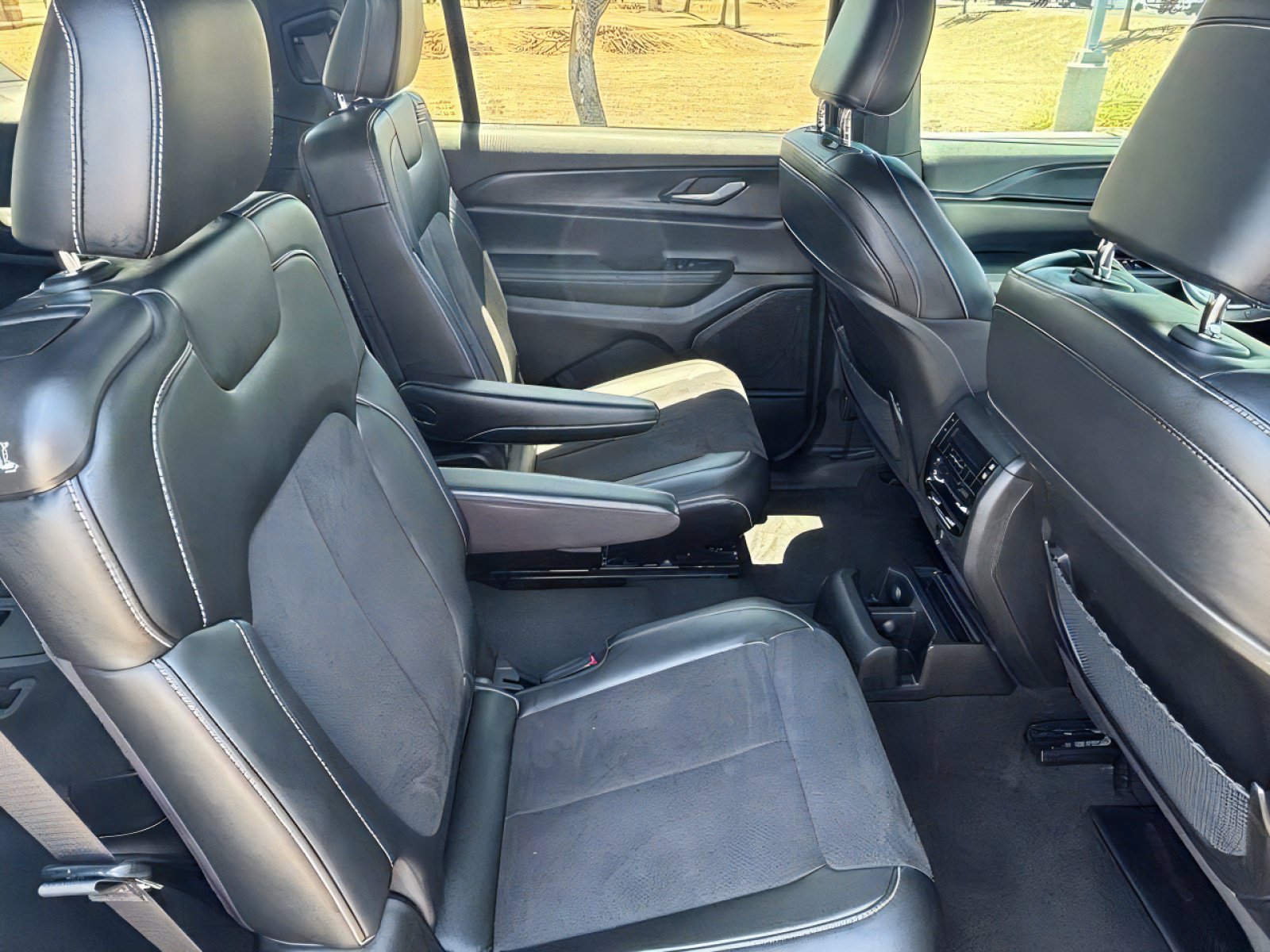 Used 2025 Jeep Grand Cherokee L Altitude RWD image 29