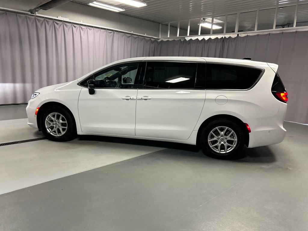Used 2025 Chrysler Pacifica Select w/ Uconnect Theater Family Group image 4