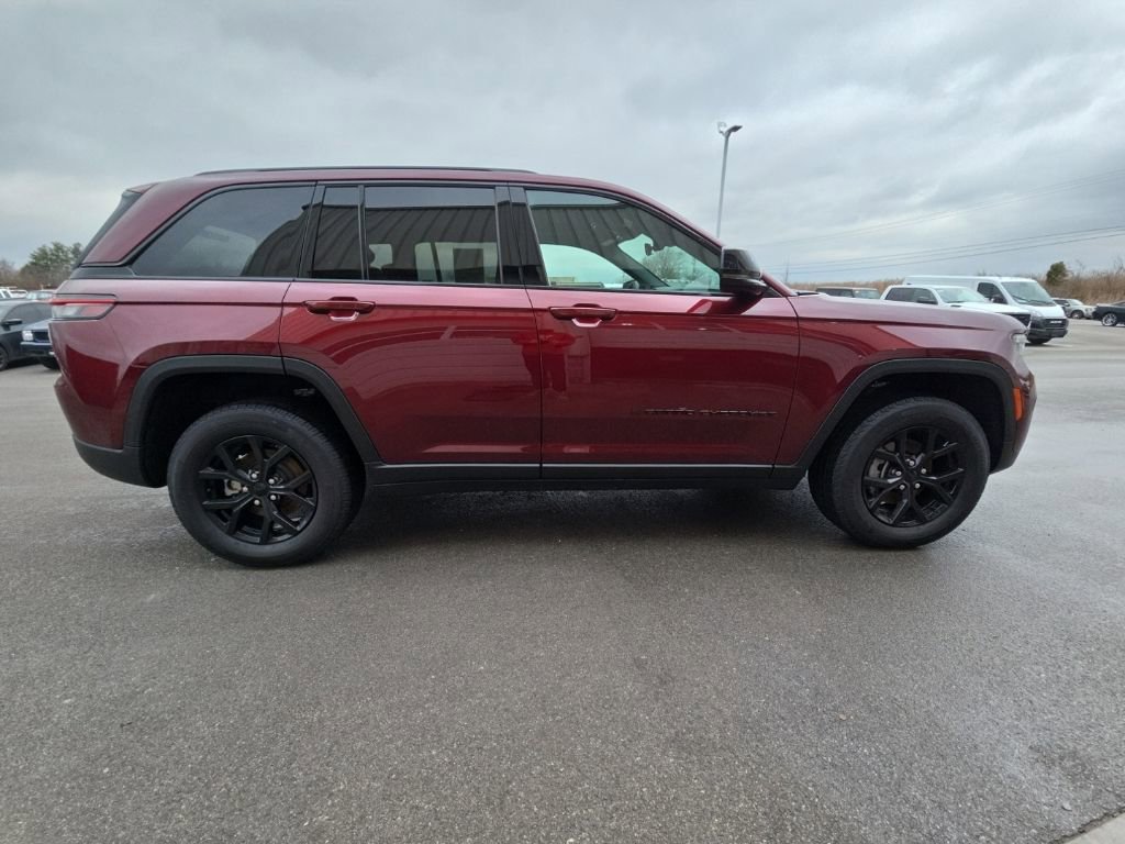 Used 2025 Jeep Grand Cherokee Altitude AWD/4WD image 4